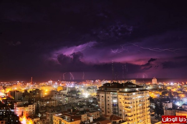البرق في أجواء مدينة غزة