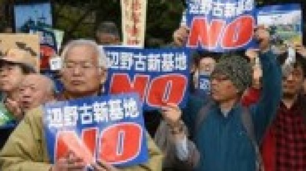 آلاف اليابانيين يتظاهرون ضد وجود قاعدة أمريكية في أوكيناوا