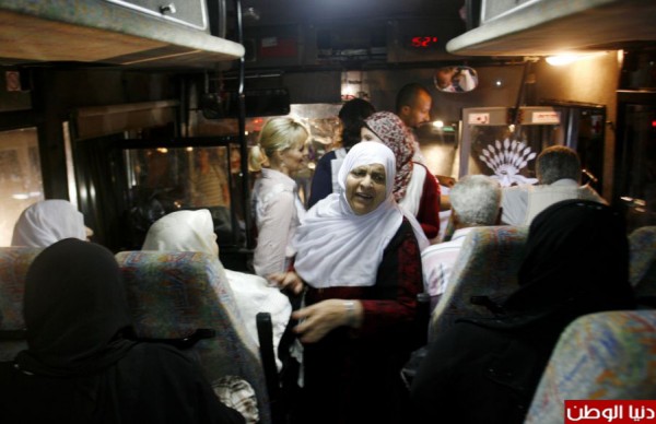 الصليب الأحمر: 86 مواطناً يتوجهون لزيارة 43 معتقلاً بسجن رامون