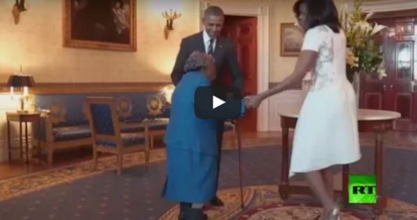 بالفيديو.. أوباما وزوجته ميشيل يرقصان مع مُسّنة عمرها 106 أعوام