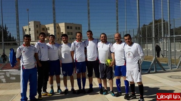 فريق من موظفي جامعة القدس لكرة القدم يتوج بطلاً للجامعات الفلسطينية