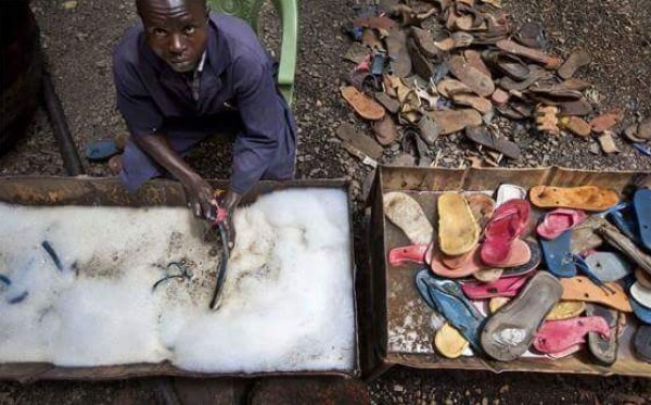 دُمى من الأحذية البالية في الصومال