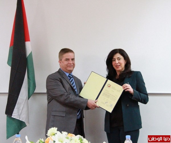 وزارة الإقتصاد تمنح مختبر الصحة العامة شهادة الإعتماد الأولى فلسطينيا