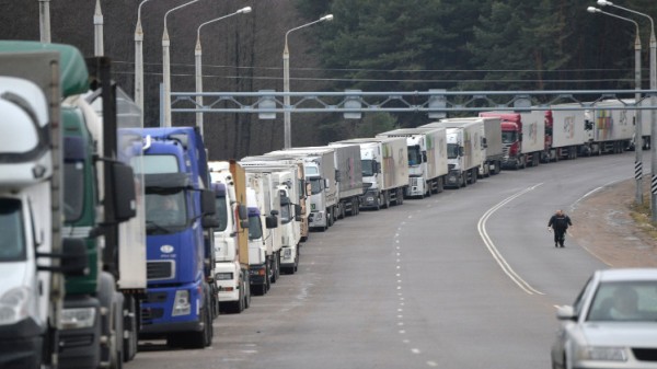 روسيا وأوكرانيا تستأنفان حركة مرور الشاحنات بينهما