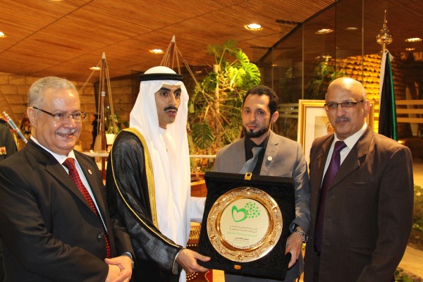 حملتا "شكرا مملكة الحزم" و"شكرا إمارات الخير " تكرم السفير الكويت لدى الرياض بمناسبة احتفال بلده باليوم الوطني