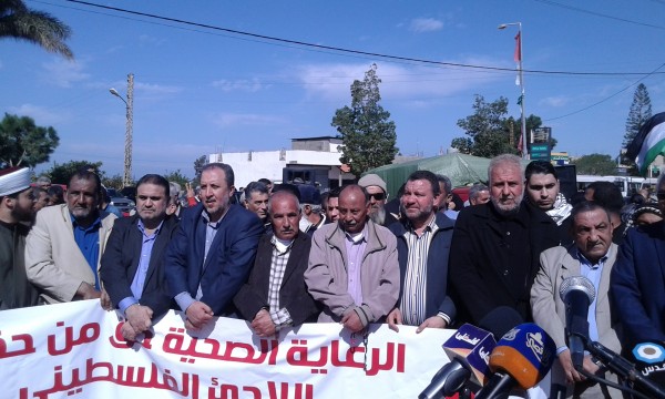 اللاجئون الفلسطينيون يحتشدون ضد تقليصات الانروا على طريق عام صور الناقورة