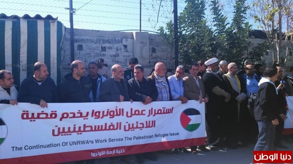 بالصور ... اللجان تعتصم بمواجهة الانروا على مدخل عين الحلوة الغربي