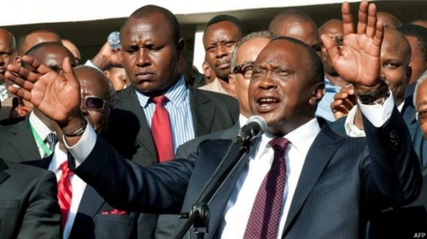 الرئيس الكيني يقول إن مواطنيه "لصوص متمرسون"