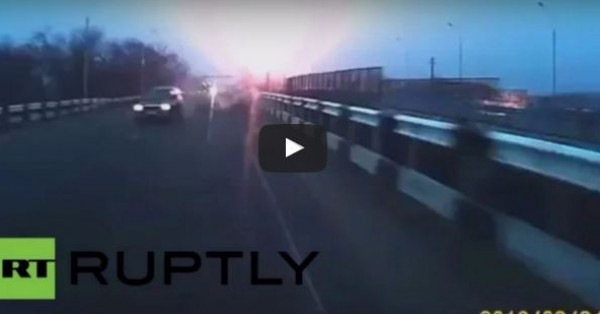 بالفيديو.. نجاة أشخاص بأعجوبة من قصف على نقطة تفتيش قرب دونيتسك