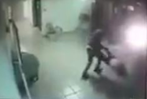 (فيديو) : وسائل اعلام عبرية تنشر مقطع مصور لعملية طعن في معاليه ادوميم وسيطرة المنفذ على سلاح حارس الأمن