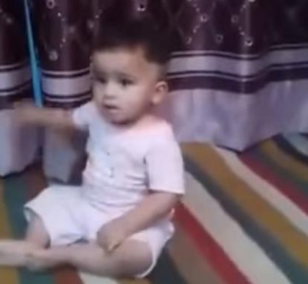 فيديو طريف لطفل عراقي يبكي ويضحك