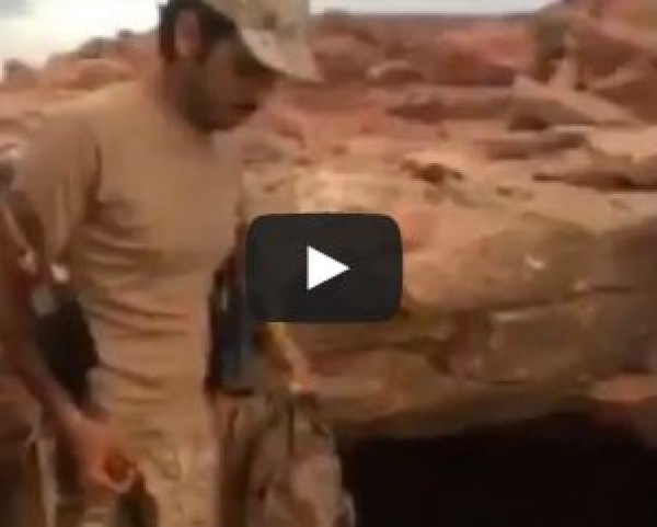ضابط سعودي يقتل 3 حوثيين ويغنم أسلحتهم