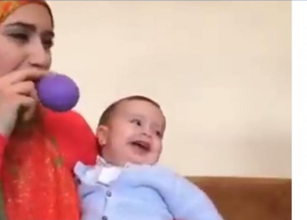 فيديو طريف لطفل يضحك من صوت " البالون "
