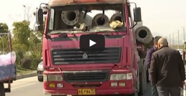 قائد سيارة يتسبب بحادث غريب ويغادر دون أن يدري