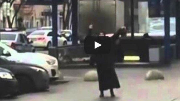 إمرأة تحمل رأس طفل مقطوع تثير رعب سكان موسكو