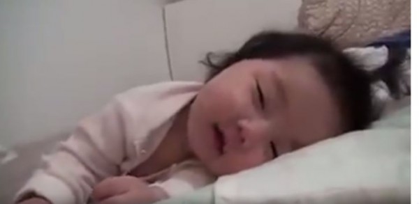مشهد طريف...طفلة تضحك أثناء نومها