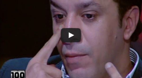 مصطفى كامل يبكى على الهواء بسبب بتر إصبعه