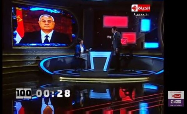 مصطفى كامل يؤدي التحية العسكرية لعدلي منصور