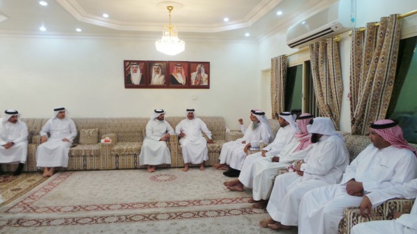 محافظ الجنوبية يشيد بأهالي عسكر في الحفاظ على الهوية البحرينية الأصيلة