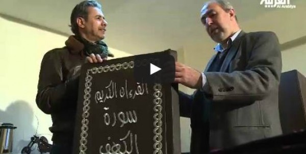 خطاط سوري ينجز أول مصحف في العالم بخطوط الذهب