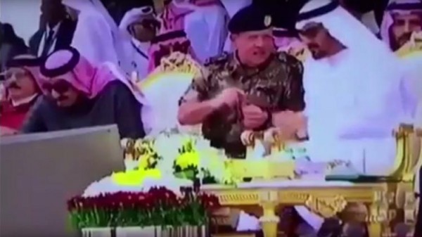 محمد بن زايد يقطع حديثه مع العاهل الأردني ويقدم الماء للملك سلمان (فيديو)
