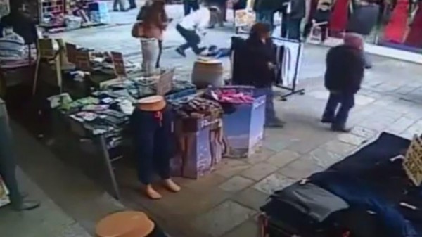 فيديو صادم لبائع تركي يعتدي على طفل سوري بوحشية
