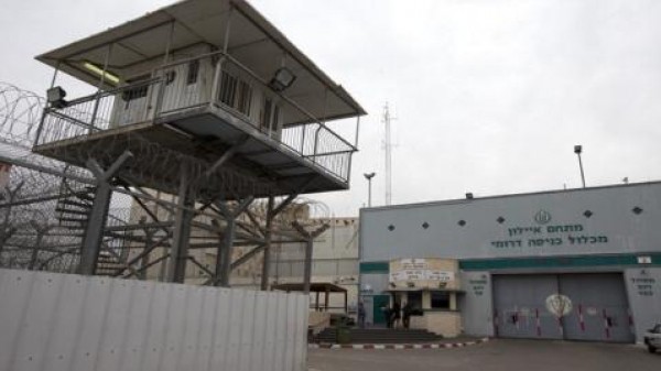 نادي الاسير: جرحى في سجن "الرملة" يعانون من تبعات إصابات خطيرة تعرّضوا لها