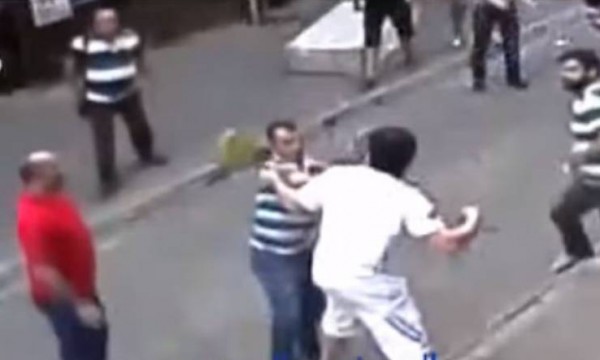 مصارع ايرلندي" يضرب" شارع كامل في تركيا