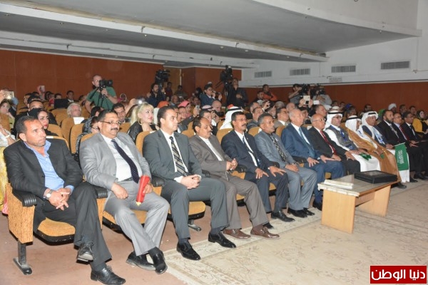 الجاسر ُيهدي الأمير خالد الفيصل الإنجاز العربي لجمعية الثقافة والفنون بجدة