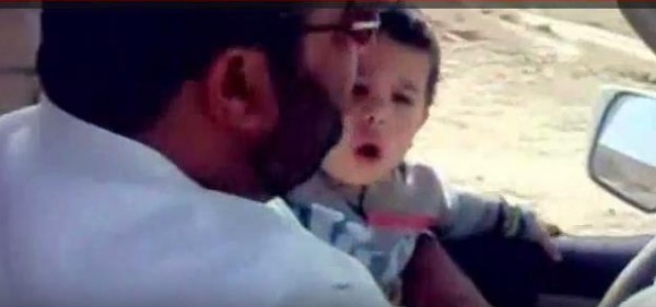 بالفيديو ... مقطع طريف لطفل يقلد والده في الطريق