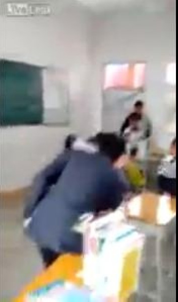 بالفيديو.. مشاجرة بالكراسي بين طالب ومعلمه داخل الفصل