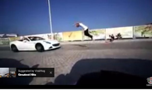 شاهد: مغامر روسي يتحدى الخوف ويقفز من أعلى سيارة متحركة