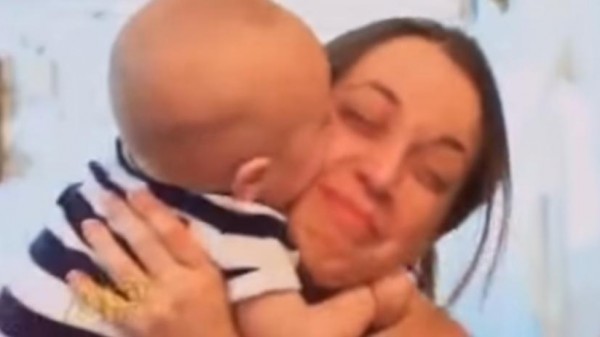 فيديو طريف لأطفال يقبلون بعضهم بشكل ظريف