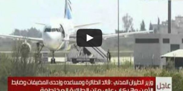 شاهد لحظة خروج أحد ركاب الطائرة المختطفة من النافذة