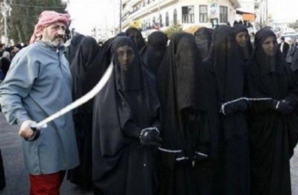 نائب عن التيار الصدري يلمح لسبي الايزيديات وتوزيعهن على المعتصمين امام الخضراء