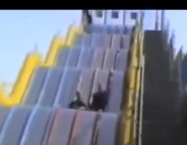 شاهد بالفيديو مجموعة مواقف مضحكة لأطفال يلهون بالماء
