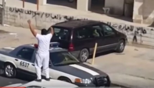 سكران يوجه ضربة قاضية لشرطي