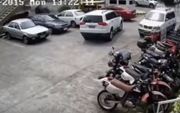 شاهد ماذا فعل شخص في مراب السيارات