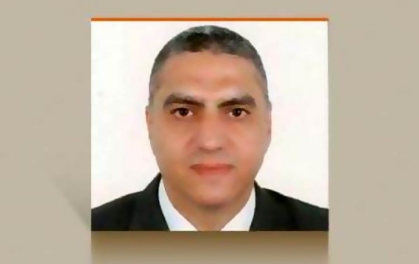 بالفيديو.. مصري محتجز بالدوحة: شرطي قطري أهان وطرد مندوب سفارتنا