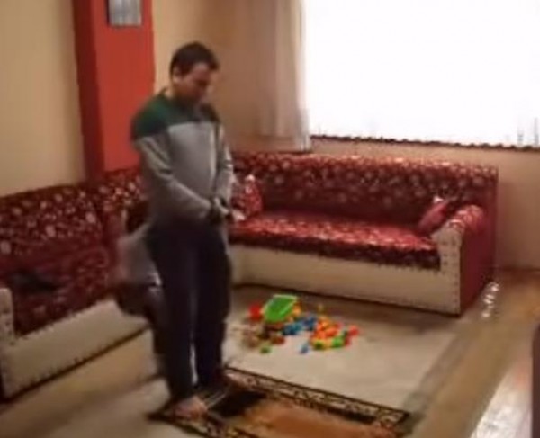 بالفيديو ... مقطع طريف لأحد الأطفال يشاكس أباه وهو يصلّي