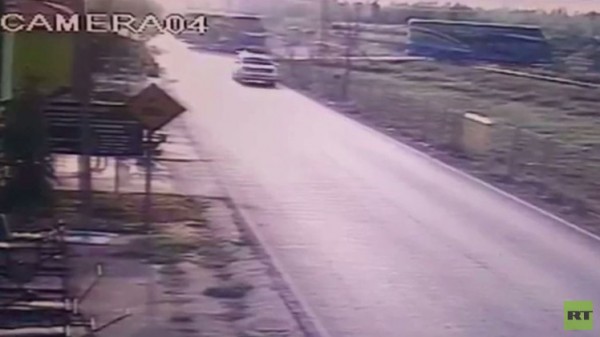 لحظة اصطدام قطار بحافلة سياحية في تايلاند