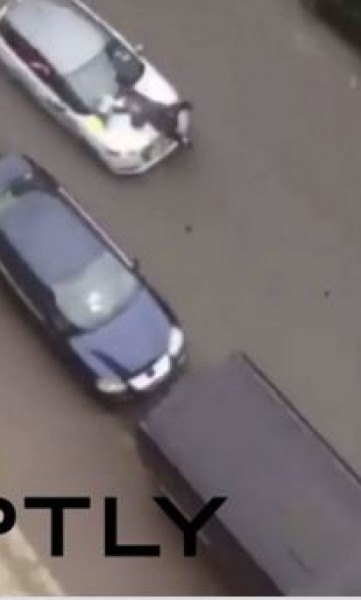 لحظة صدم سيارة لامرأة محجبة في بروكسل