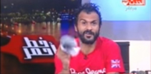 "إبراهيم سعيد" يطلق زوجته "بالتلاتة" على الهواء في "خط أحمر"