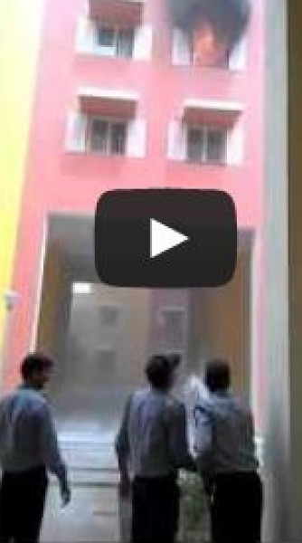 شاهد كيف حاول حارسان إخماد حريق في مبنى