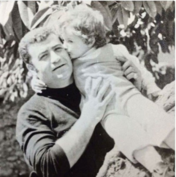 بالصورة خمنّوا هذه الطفلة أي نجمة جميلة أصبحت