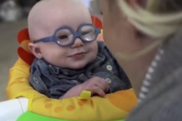 بالفيديو .. شاهدوا ماذا فعل هذا الطفل شبه الأعمى عندما رأى والدته للمرة الأولى