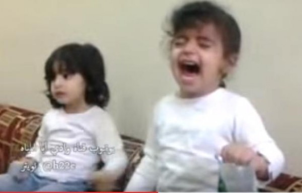 فيديو طريف لطفلتان تتهاوشان