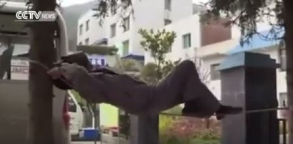 رجل صيني يستعرض مهاراته في النوم على حبل
