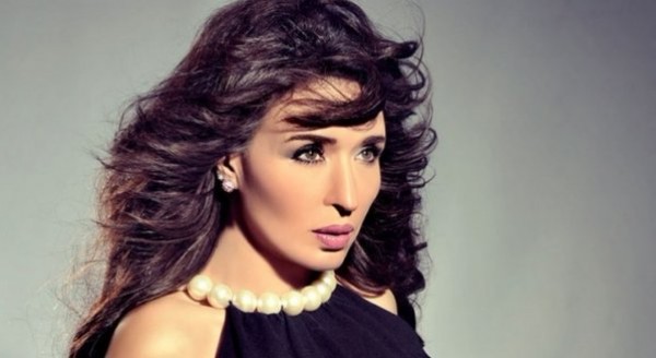 بالفيديو :هكذا احتفلت الراقصة دينا بعيد ميلادها.. وعمرها الحقيقي صدمة!