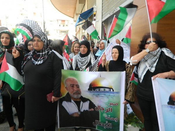 وقفة تضامنية دعماً للأسرى في معتقلات الإحتلال الاسرائيلي بمدينة صور أمام مقر الصليب الأحمر الدولي